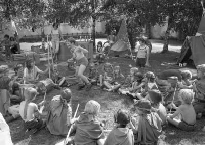 Historisches Bild vor dem Jugendheim Anne-Frank